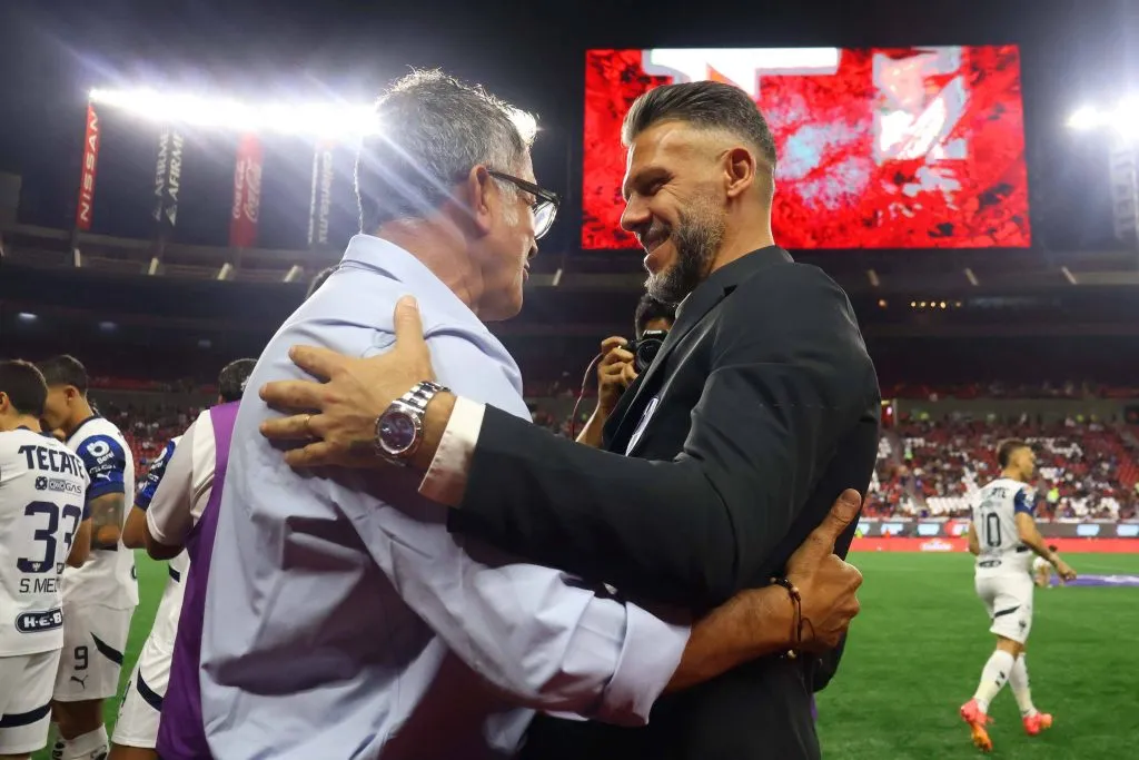 Martín Demichelis saludando a Juan Carlos Osorio en el partido (IMAGO)