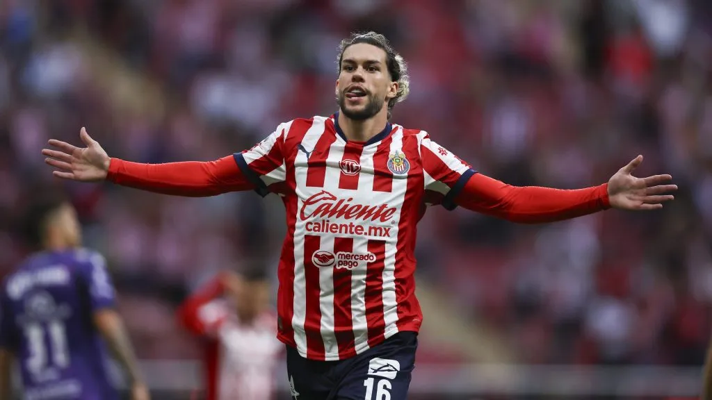 El atacante de Chivas se perderá la posibilidad de vestir los colores de México [Foto: Getty]