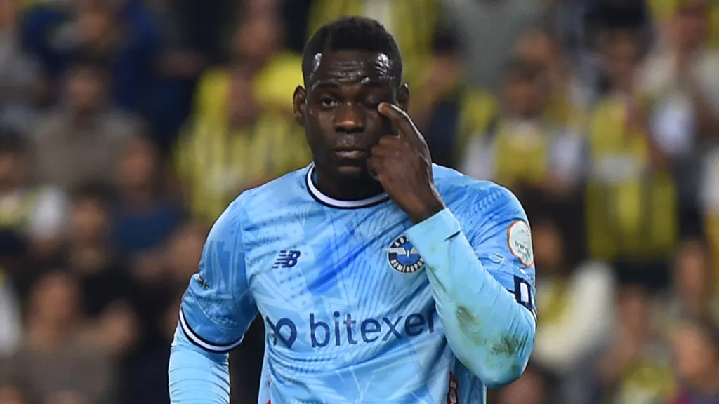 Mario Balotelli no juega en una de las cinco grandes ligas desde 2020 (IMAGO)