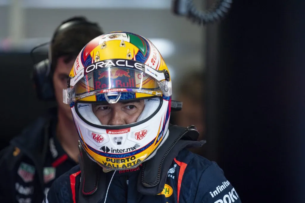Checo Pérez no pudo entrar en el Top 10 en la FP1 (IMAGO)