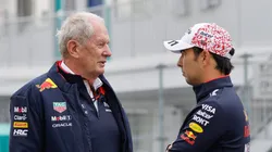 Helmut Marko dialoga con Checo Pérez