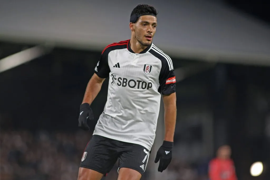 A Raúl Jiménez le queda un año de contrato en el Fulham (IMAGO)