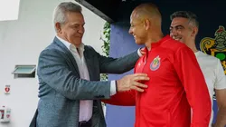 El histórico entrenador se saludó con su ex dirigido durante el entrenamiento de Chivas.