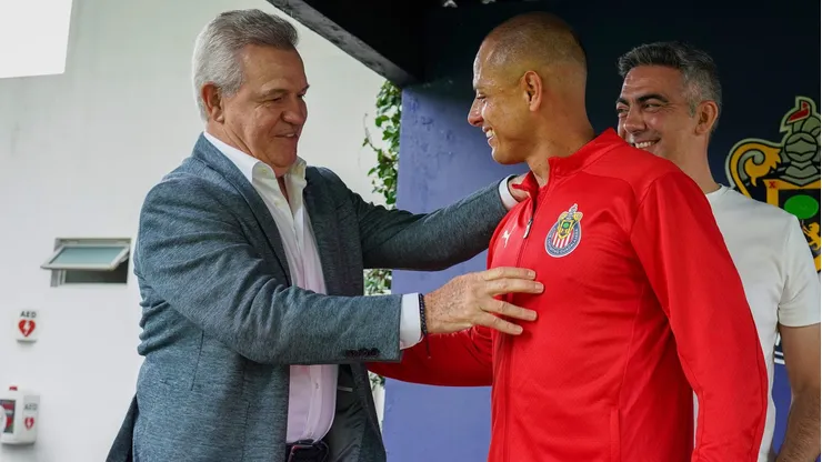 El histórico entrenador se saludó con su ex dirigido durante el entrenamiento de Chivas.