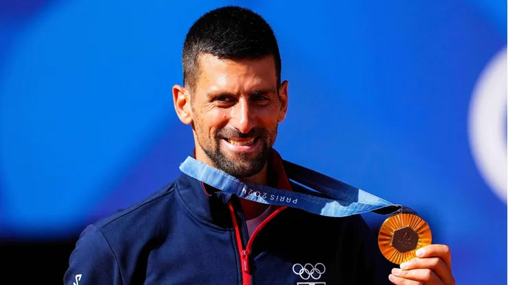 August 4, 2024, Paris, Paris, FRANCE: Gold medallist Novak Djokovic of Serbia poses on the podium during the Tennis Men s Singles medal ceremony after the Men s Singles Gold medal match on Court Philippe-Chatrier at Roland-Garros Stadium during the Paris 2024 Olympics Games on August 04, 2024 in Paris, France. Paris FRANCE - ZUMAa181 20240804_zaa_a181_328 Copyright: xOscarxJxBarrosox