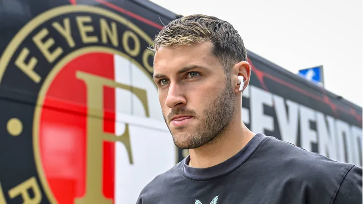 Santiago Giménez considera llegar a la Premier League y ya recibió llamados de un equipo histórico