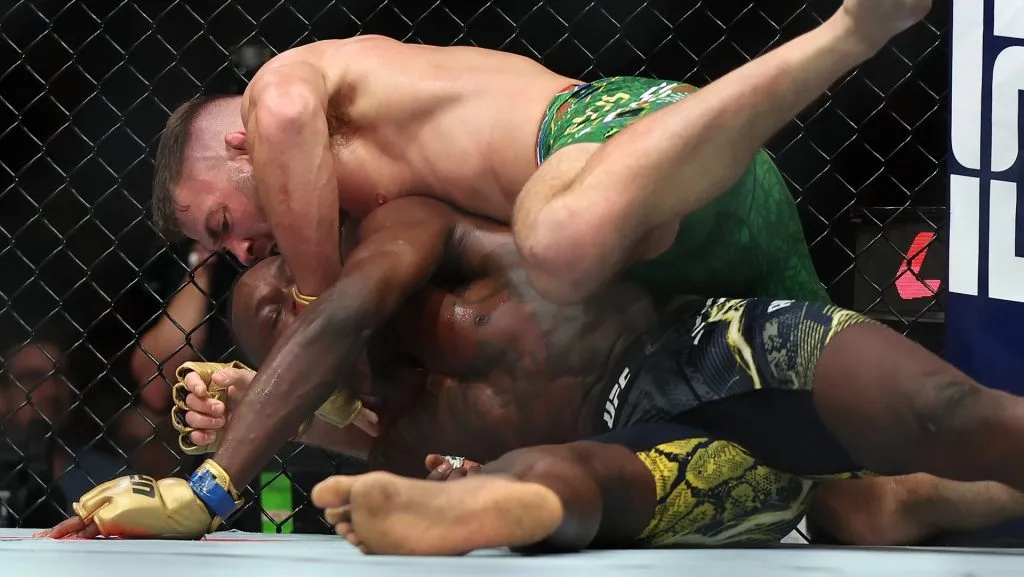Dricus du Plessis sometió a Israel Adesanya en el cuarto asalto con una gran mataleón. (GETTY IMAGES)