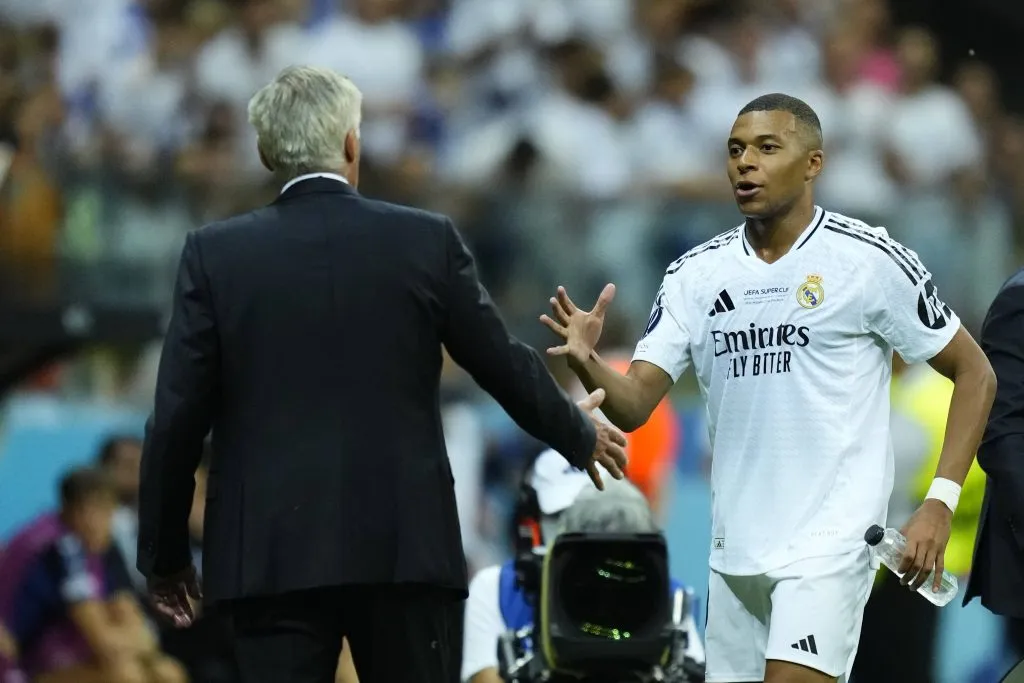 Carlo Ancelotti saluda a Kylian Mbappé en la Supercopa de Europa (IMAGO)
