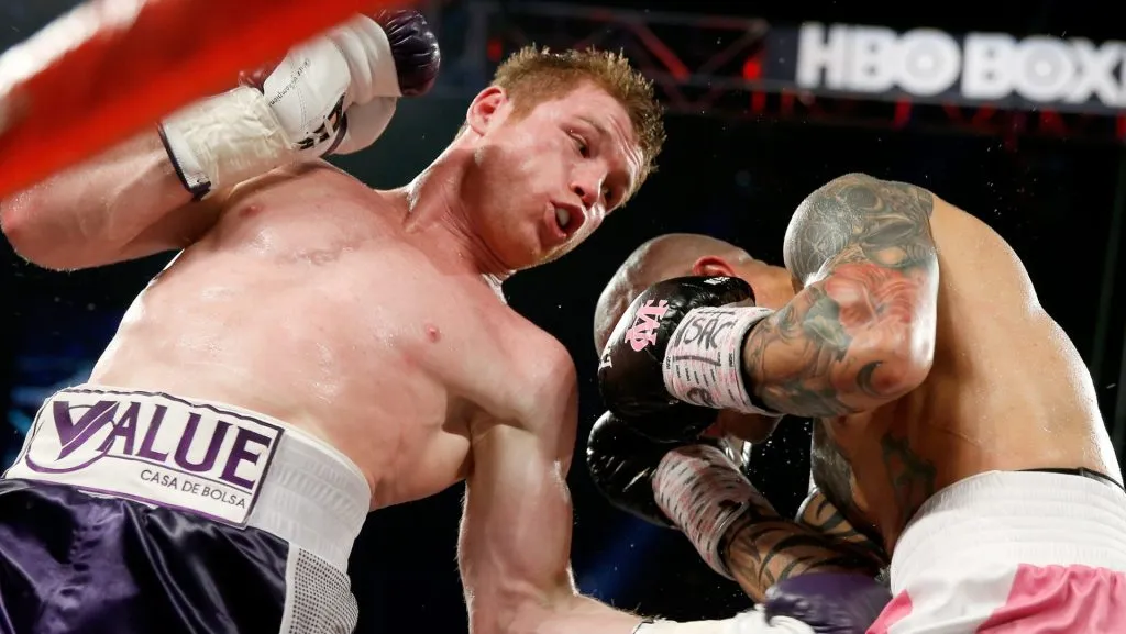 Canelo Álvarez venció dos veces a Miguel Cotto en su camino ante boxeadores de Puerto Rico. (GETTY IMAGES)