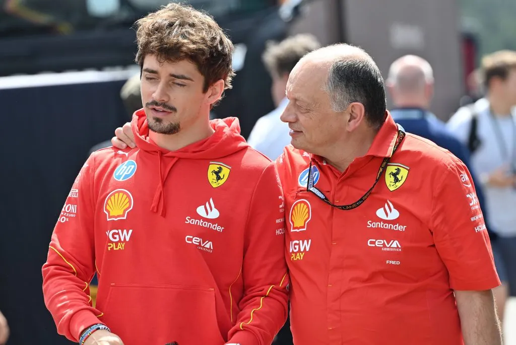 Charles Leclerc dialogando con Frederic Vasseur (IMAGO)