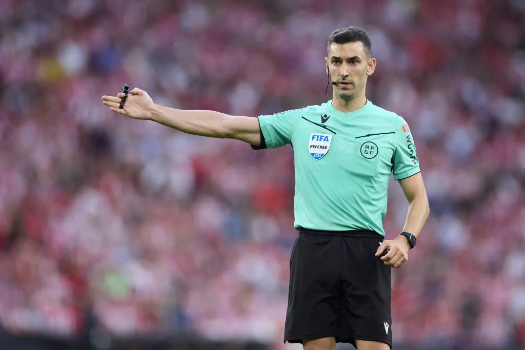 Los árbitros solo se limitarán a hablar con los capitanes. (Imago)