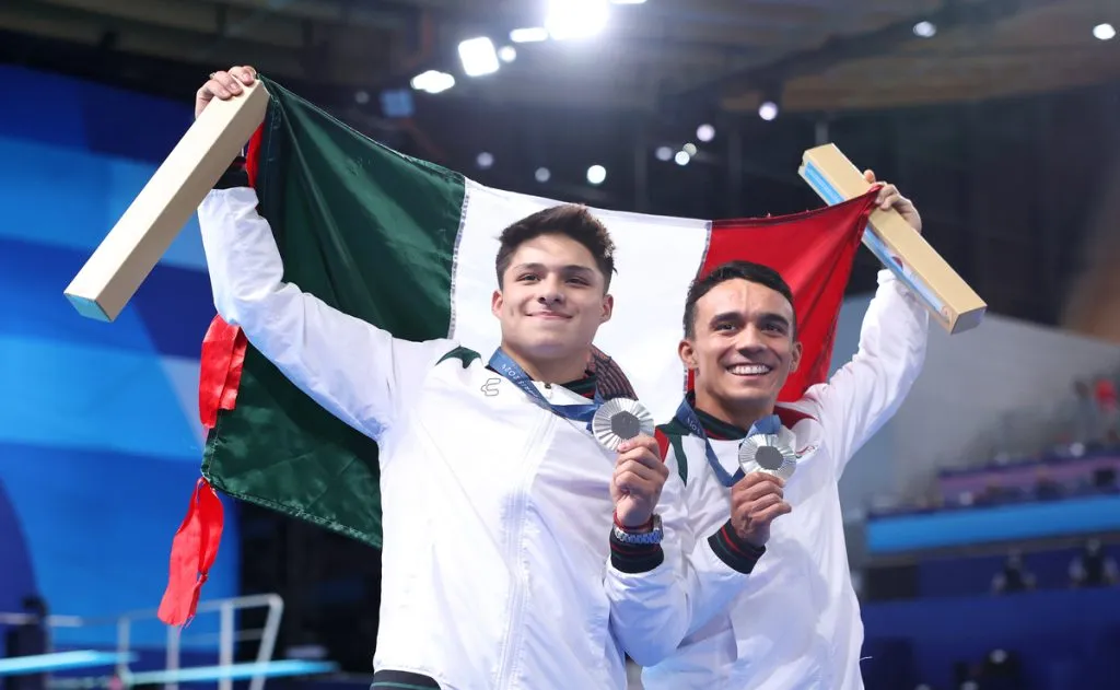 Los clavadistas mexicanos Juan Celaya y Osmar Olvera, celebran la obtención de la medalla de plata en París 2024.&nbsp;(Getty Images)