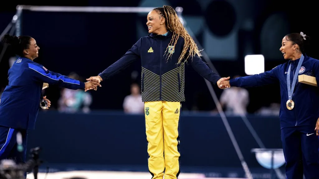 El saludo entre Andrade (centro), Biles (izquierda) y Chiles (derecha), quien se quedó fuera del podio días después de la prueba de suelo. (Imago)