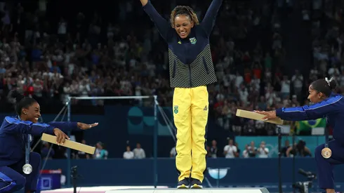 La reverencia de Simone Biles y Jordan Chiles ante la brasileña Rebeca Andrade.