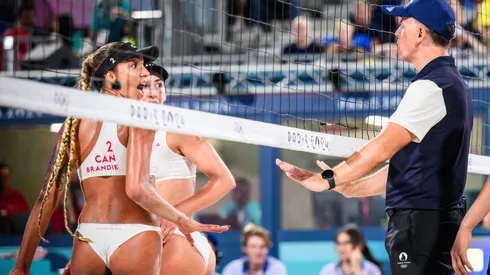 Brandie Wilkerson discute con la brasileña Ana Patricia en la final del beach volley femenino.