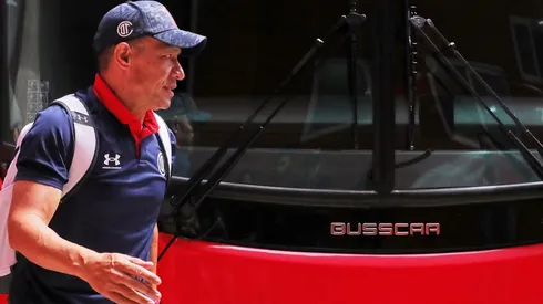 Ignacio Ambriz en su llegada al estadio.