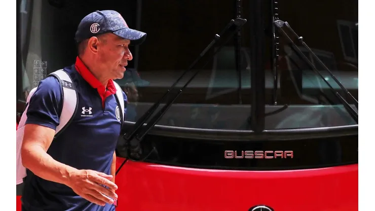 Ignacio Ambriz en su llegada al estadio.