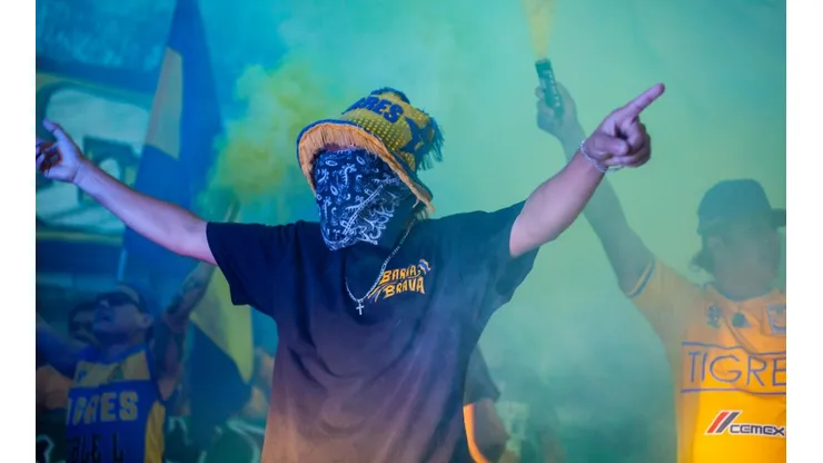Aficionado de Tigres en el recibimiento.