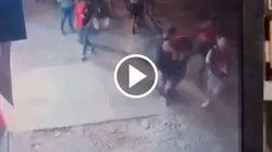 Golpiza de la gente del Atlas a uno de Chivas.