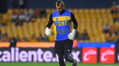 Nahuel Guzmán durante el calentamiento.