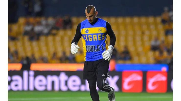 Nahuel Guzmán durante el calentamiento.