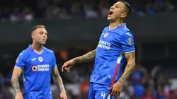 Julio César Domínguez lamenta su falla.