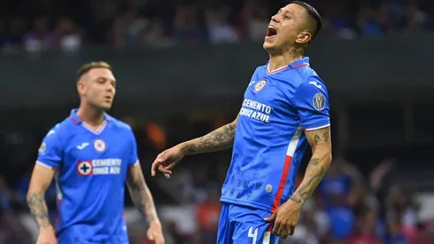 Julio César Domínguez lamenta su falla.