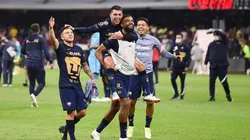 Festejo de Pumas en el estadio Azteca.