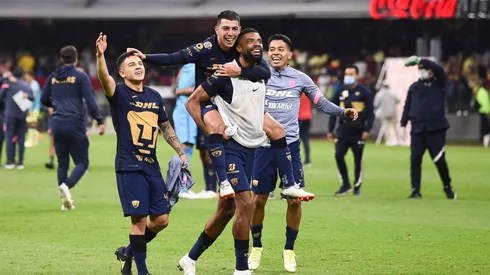 Festejo de Pumas en el estadio Azteca.