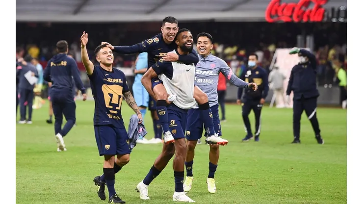 Festejo de Pumas en el estadio Azteca.