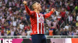 Chivas superó a Cruz Azul gracias al regalo de Chuy Corona.