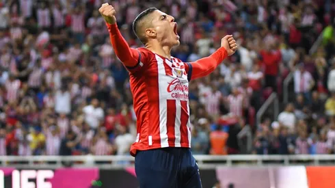 Chivas superó a Cruz Azul gracias al regalo de Chuy Corona.