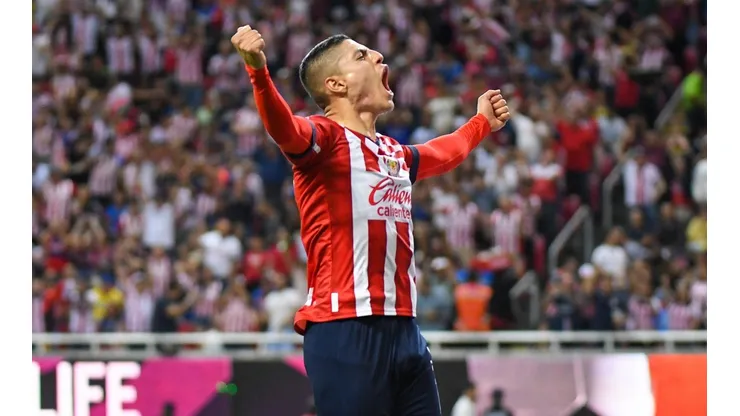 Chivas superó a Cruz Azul gracias al regalo de Chuy Corona.