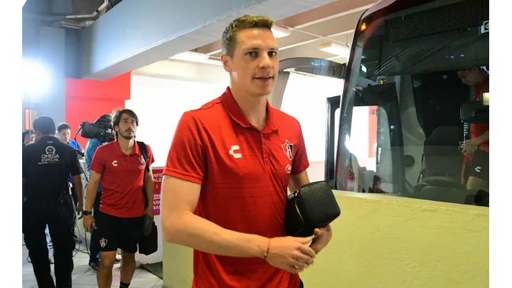 Julio Furch en su llegada al estadio Victoria.
