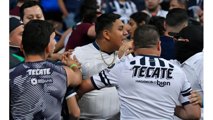 Aficionados durante la pelea.
