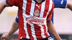 Roberto Alvarado durante un partido de las Chivas.