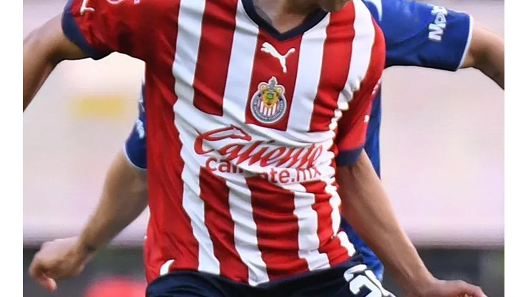 Roberto Alvarado durante un partido de las Chivas.