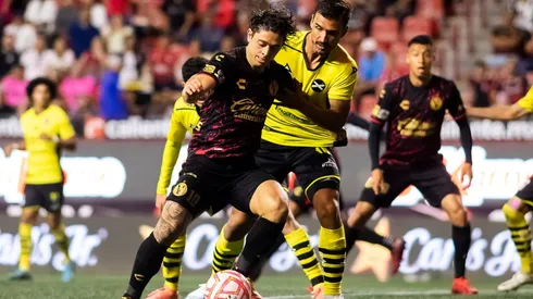 Joaquín Montecinos, del Tijuana, y Oswaldo Alanís, del Puebla.