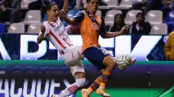 Alexis Peña, del Necaxa, y Martín Barragán, del Puebla.