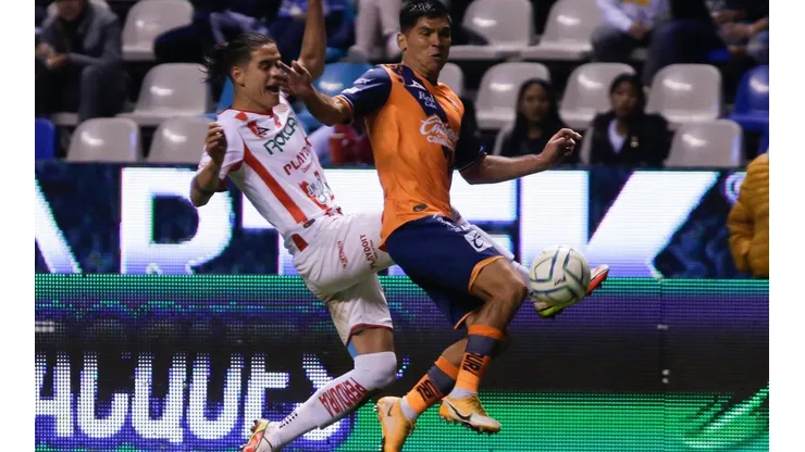 Alexis Peña, del Necaxa, y Martín Barragán, del Puebla.