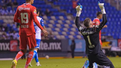 El portero Tiago Volpi celebra su gol contra el Puebla.