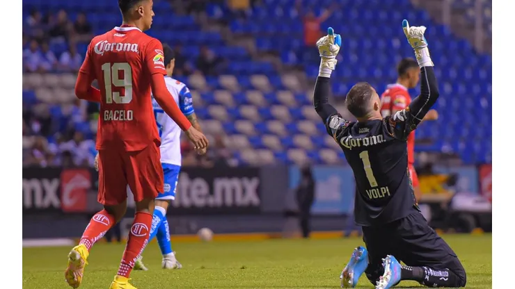 El portero Tiago Volpi celebra su gol contra el Puebla.