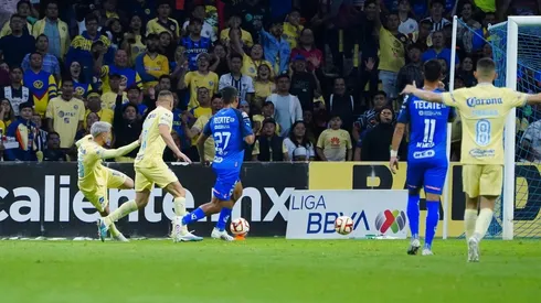 El momento en que Diego Valdés define el 1-1 tras el error de Esteban Andrada.