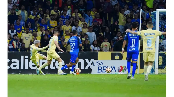 El momento en que Diego Valdés define el 1-1 tras el error de Esteban Andrada.