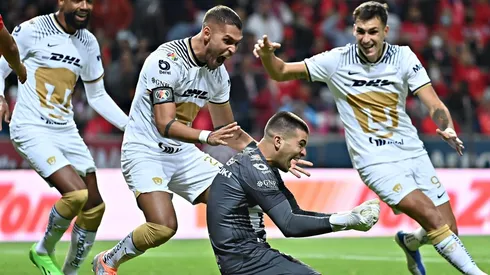 Julio González en el festejo de su gol.