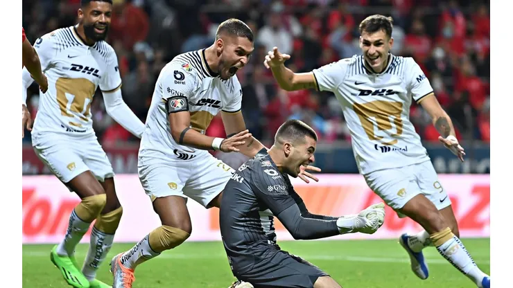 Julio González en el festejo de su gol.