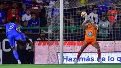 Rodolfo Cota resolvió una de las llegadas de Cruz Azul.