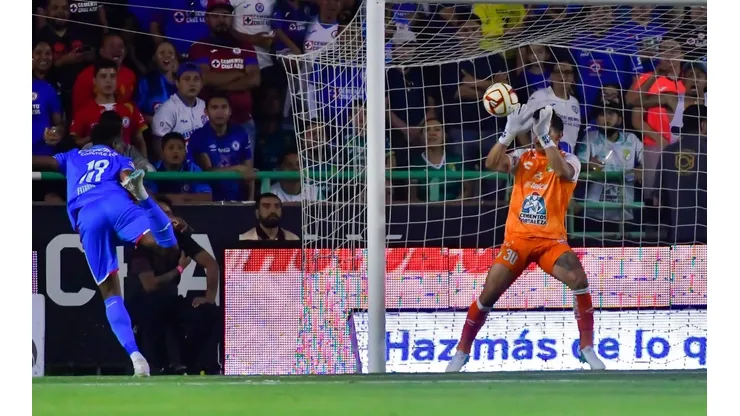 Rodolfo Cota resolvió una de las llegadas de Cruz Azul.