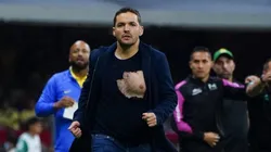 Nicolás Larcamón con la camiseta rota en el estadio Azteca.