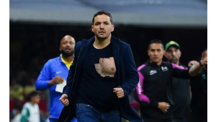 Nicolás Larcamón con la camiseta rota en el estadio Azteca.